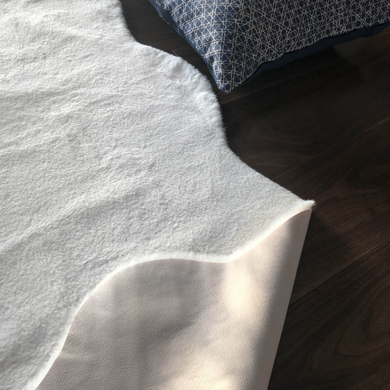 Tapis blanc en acrylique tissé à plat à la machine Novelty, Nouveauté 3 pi 11 po x 5 pi 11 po