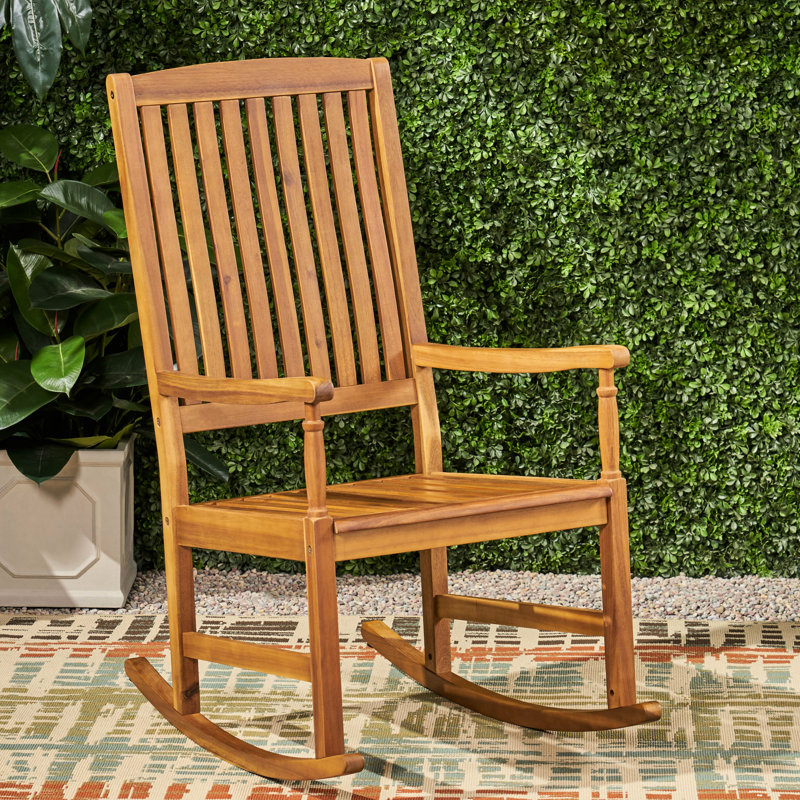 Chaise berçante rustique avec un design traditionnel et un style de mouvement relaxant pour les moments de loisirs en plein air