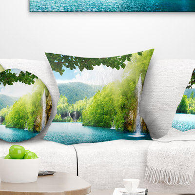 Chute d'eau dans une forêt profonde - coussin à imprimé paysage