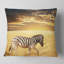 Coussin décoratif solitary zèbre de marche dans un pelouse-29891451-29891454