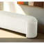 Banc de style contemporain avec compartiment de rangement intégré et salon blanc