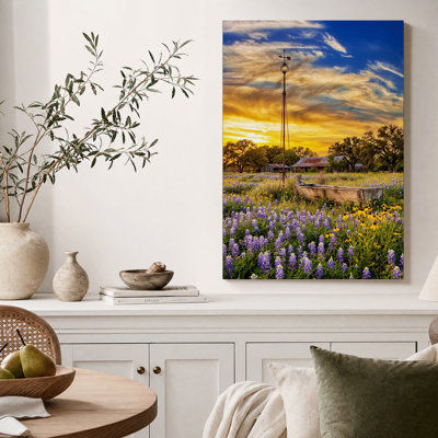 Coucher de soleil doré sur un champ de fleurs sauvages et une grange rustique - Tableau sur toile