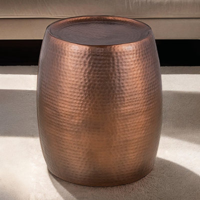 Table de bout en aluminium de 21 po de hauteur avec surface martelée à la main, trois variations de couleurs, style autoportant et élégant, finition ronde et contemporaine, cuivre antique, largeur de 18 po, placement immédiat