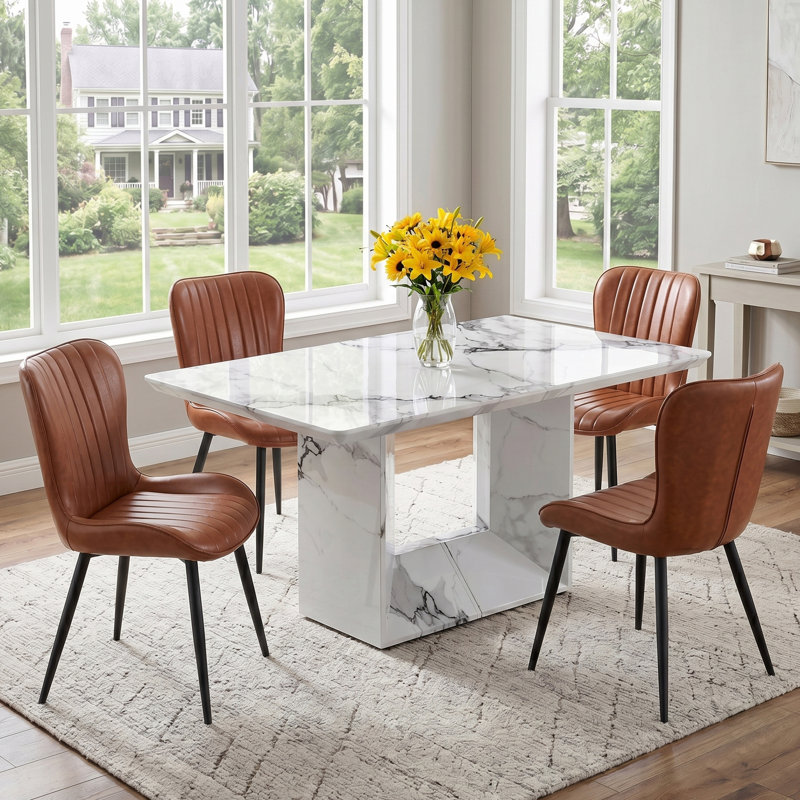 Ensemble de salle à manger 5 pièces Modern Glam avec table rectangulaire en faux marbre 63 po et 4 chaises en simili cuir