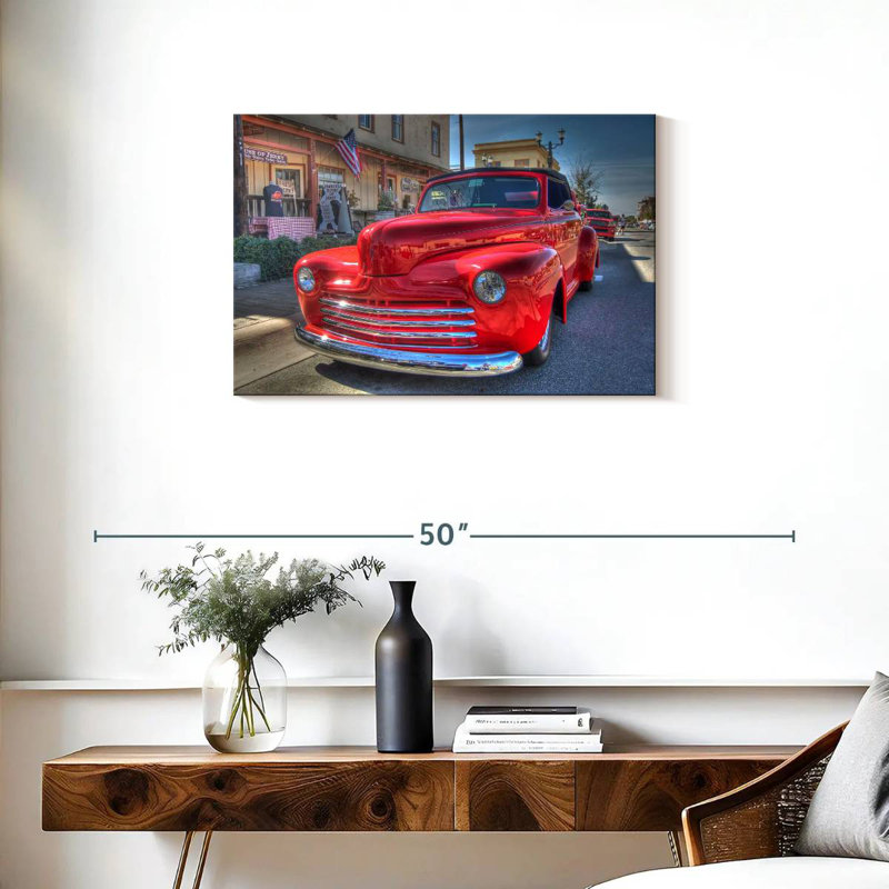 USA, devant une voiture rouge rétro