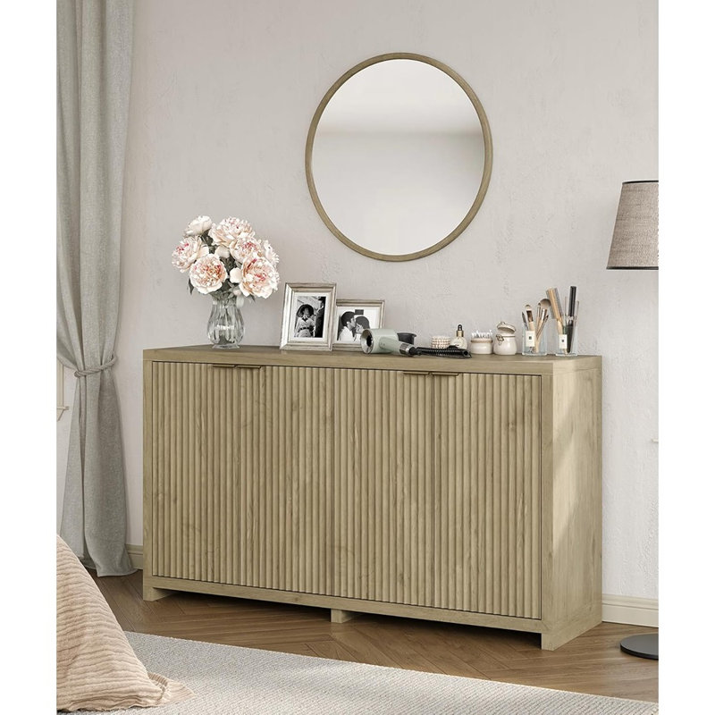 Buffet cannelé avec 4 portes et tablettes réglables