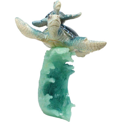 Figurine de mère de mer et de nouveau-né nageant avec des vagues