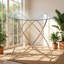 Table de salle à manger EGO, plateau en verre trempé et structure en métal doré, dimensions : 90 cm (L) x 90 cm (P) x 74 cm (H).