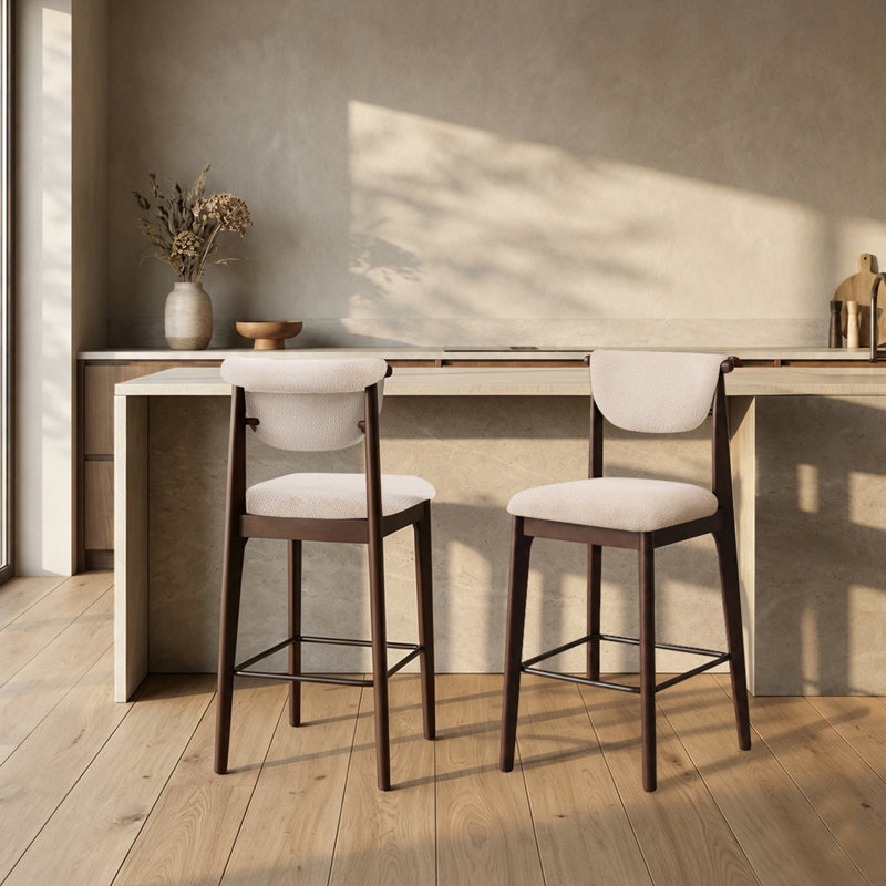 Tabouret de bar rembourré de style milieu du siècle, avec structure en bois massif, dossier incurvé et siège en tissu doux, idéal pour un îlot de cuisine moderne.