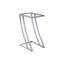 Table d'appoint contemporaine avec piètement en métal en forme de Z et plateau en verre trempé, idéale pour les aires de vie et les chambres à coucher.