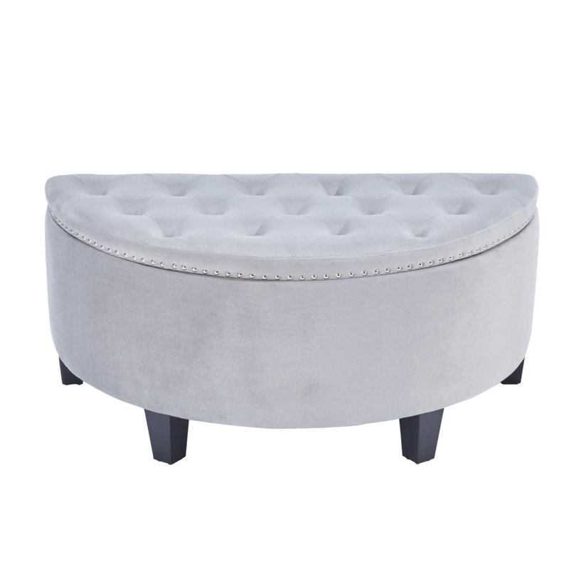 Le banc de rangement Luna pour la chambre à coucher, offre un banc assis avec amplement d'espace pour la literie, et un velours lisse avec un design capitonné, une tête de clou argentée, une mousse de polyuréthane confortable