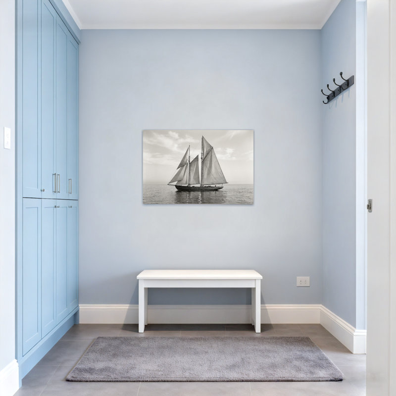Voilier tendance sur mer calme et noire et blanche