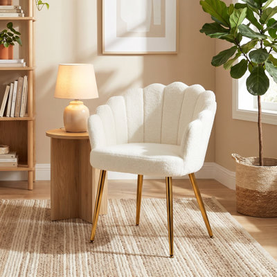 Fauteuil d'appoint Petal-Back avec revêtement en fausse laine d'agneau, crème