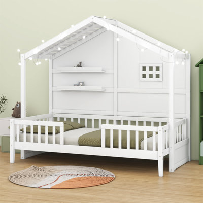 Lit maison avec tablettes, lit maison avec fenêtre et bande lumineuse étincelante sur le toit
