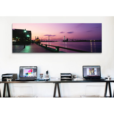 «Pont à travers une rivière, rivière Savannah, Atlanta, Géorgie, États-Unis» par Panoramic Images - Reproduction giclée sur toile panoramique