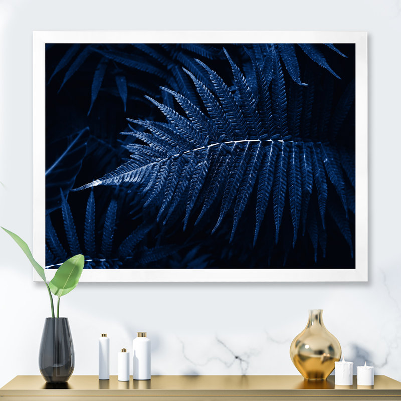 Feuilles tropicales en bleu classique - photographie sur toile, H 16 po x l 32 po, Cadre de coin blanc fermé