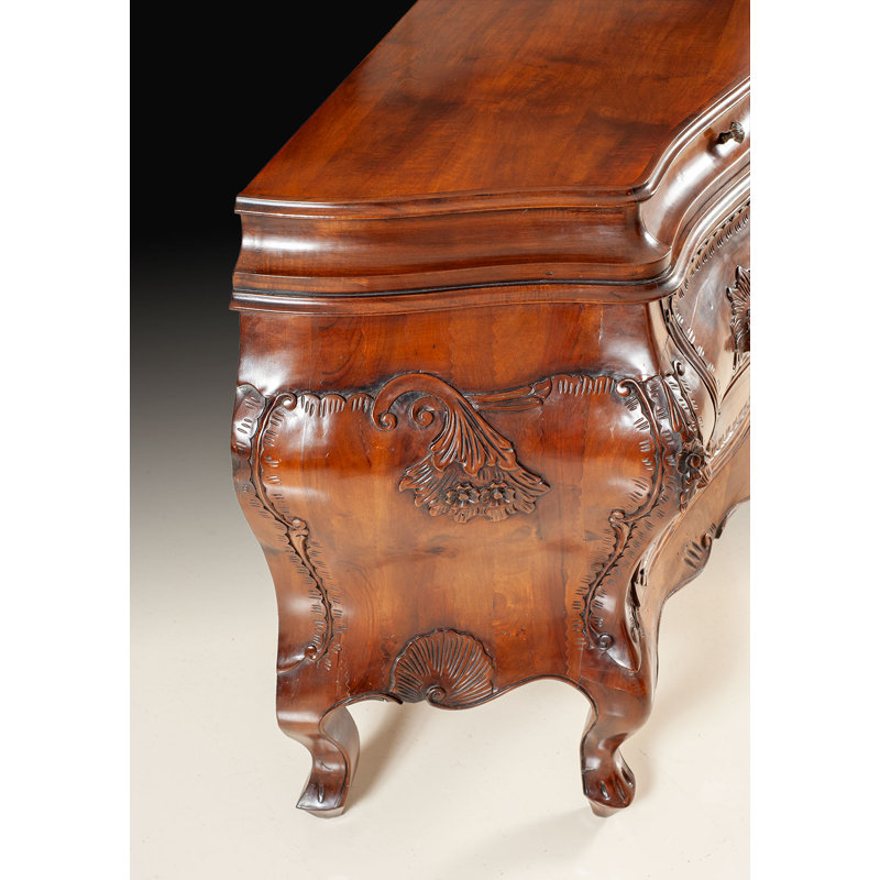 Commode Bombay italienne antique en noyer massif avec motifs floraux sculptés