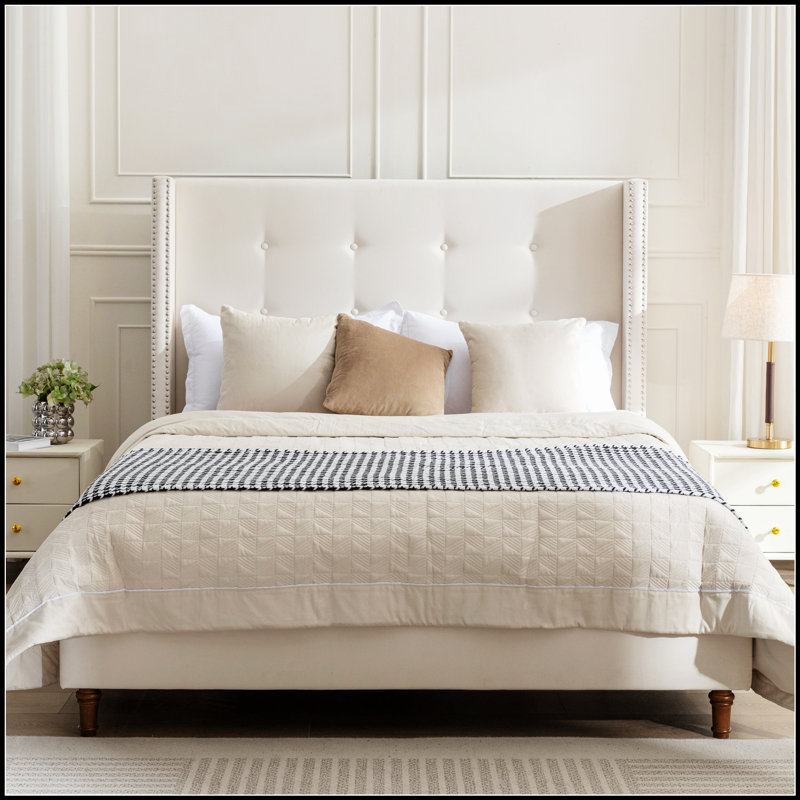 Lit plateforme tapissier avec tête de lit capitonnée à boutons de 54 pouces de hauteur et garniture cloutée pour les chambres élégantes