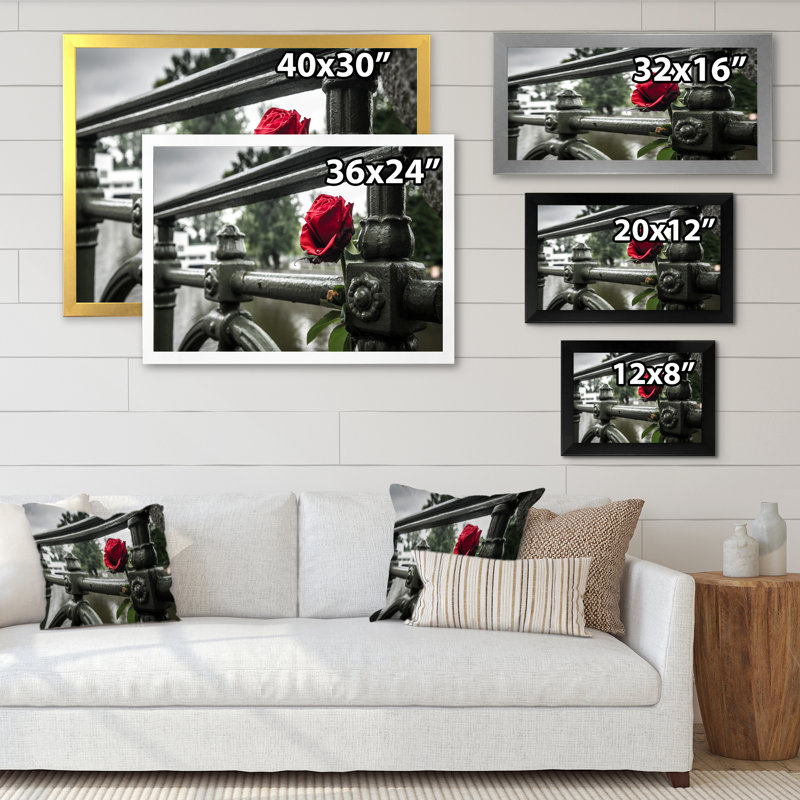 Rose rouge sur un pont - photographie sur toile encadrée, Cadre photo noir, H 8 po x l 12 po x P 1 po