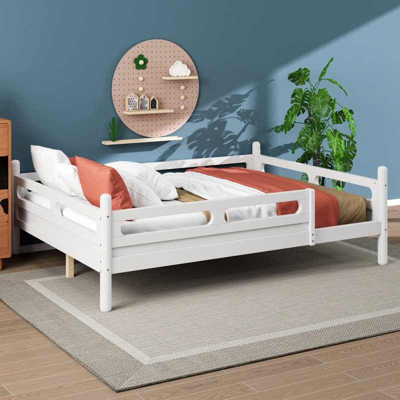Lit plateforme avec barrières de sécurité, profil bas, un lit plateforme en bois sécurisé avec barrières de sécurité et design à profil bas