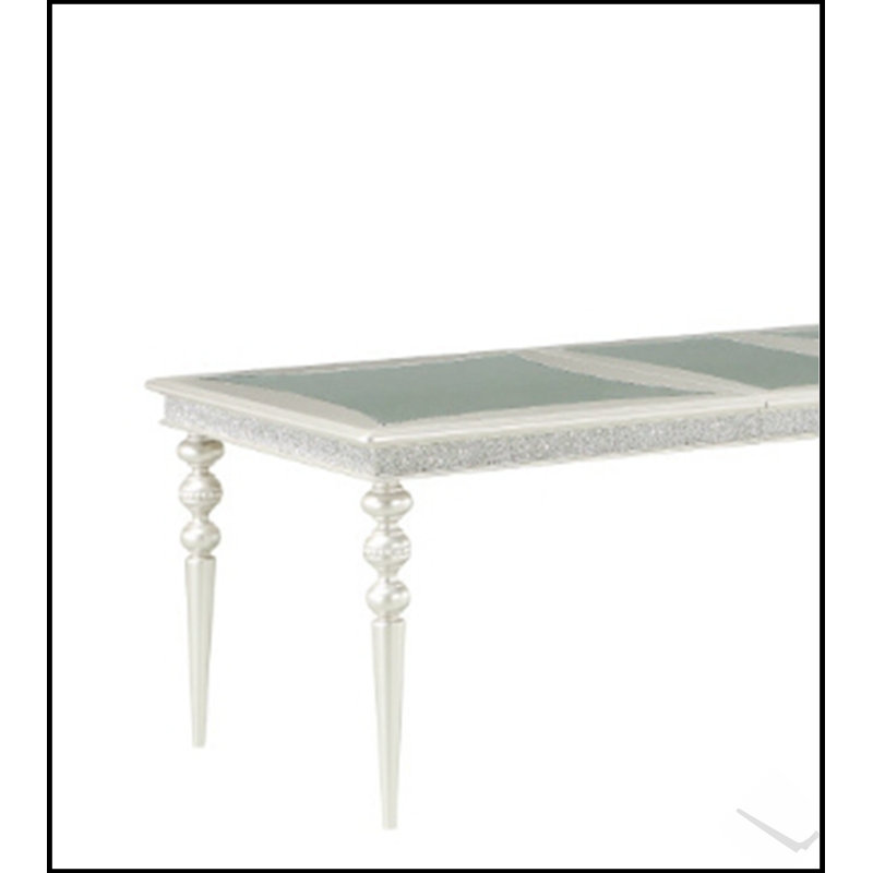 Table de salle à manger extensible à finition platine Maverick, parfaite pour les repas élégants et fonctionnels.