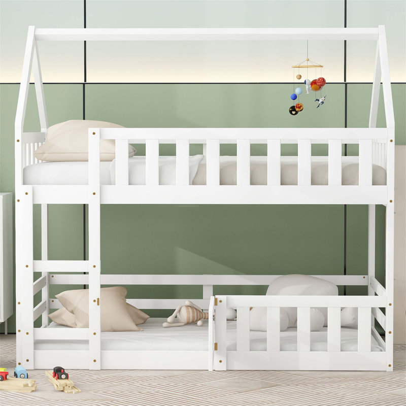 Structure de lit en bois robuste avec clôture, porte et conception de maison imaginative pour la sécurité et le plaisir des enfants