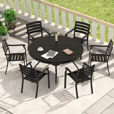 7 pièces d'extérieur pour le patio: 6 chaises noires empilables en métal et une table ronde de 53,83 po, idéales pour les rassemblements et la détente, surface facile à nettoyer