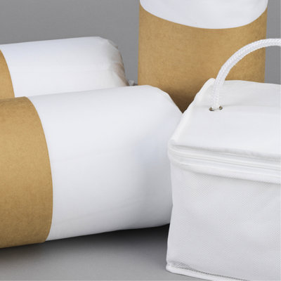 Très grand lit avec protection contre les liquides et les allergènes - 2 oreillers, drap, protège-matelas. Draps 100% microfibre pour une nuit de détente. Le protecteur prévient les déversements. Coussins amovibles confortables
