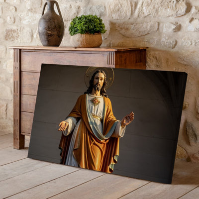 Toile, statue détaillée d'une figure religieuse sur un art mural, piédestal en bois drapé d'une toile orange