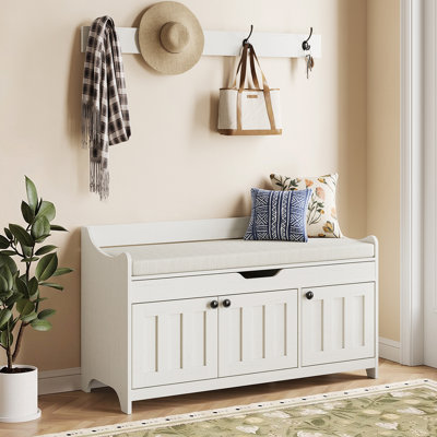 Banc à chaussures de 100 cm avec 4 crochets porte-manteaux et rangement sur le dessus relevable. Banc à chaussures en bois à 2 niveaux avec 3 portes coulissantes de style grange, tablette réglable et coussin rembourré amovible. Convient à la chambre et à l'entrée. Blanc.