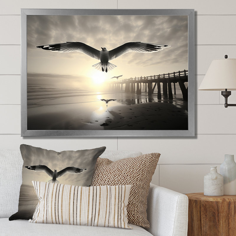 Reproduction d'art sur toile Beach Mouette en vol au coucher du soleil, H 34 po x l 44 po x P 1,5 po, Cadre simple argenté
