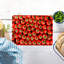 Grand imprimé tomate rouge sur une planche de service légère en verre pour une utilisation contemporaine dans la cuisine-114446607