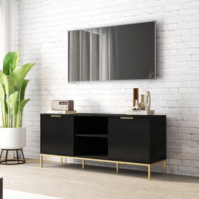 Meuble télé élégant et fonctionnel avec portes en forme de vague, poignées dorées, charnières silencieuses à fermeture en douceur, rangement ouvert pour tablette intérieure réglable, espace de vie principal noir et doré moderne Mid Century 50 59