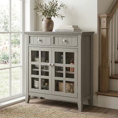 Armoire de rangement transitionnelle en bois massif avec tiroirs, portes en verre et tablettes réglables Acadian