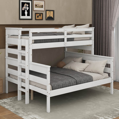 Lit simple superposé au-dessus d'un grand lit simple avec échelle