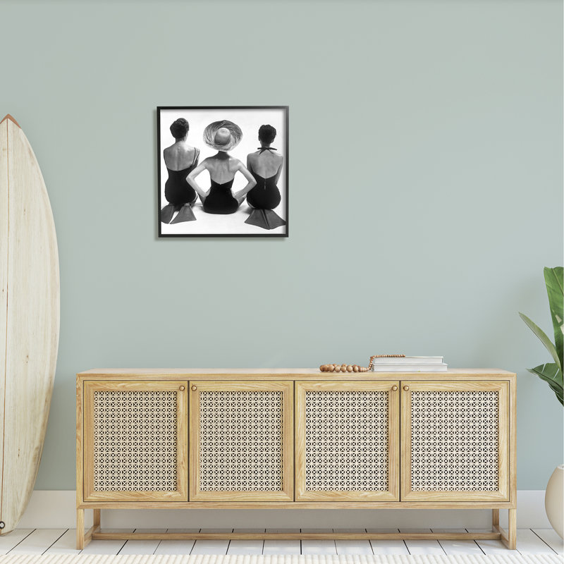 «Women Sitting Beach», monochromes, maillots de bain rétro, nageoires surdimensionnées, encadrée de giclée noire, art texturé par Graffitee Studios