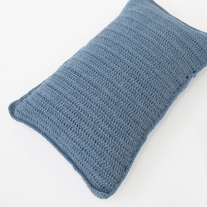 Coussin lombaire au crochet bleu 35 x 53 cm