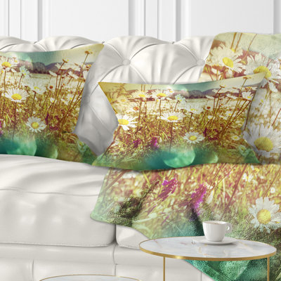 Coussin décoratif à belles fleurs de camomille