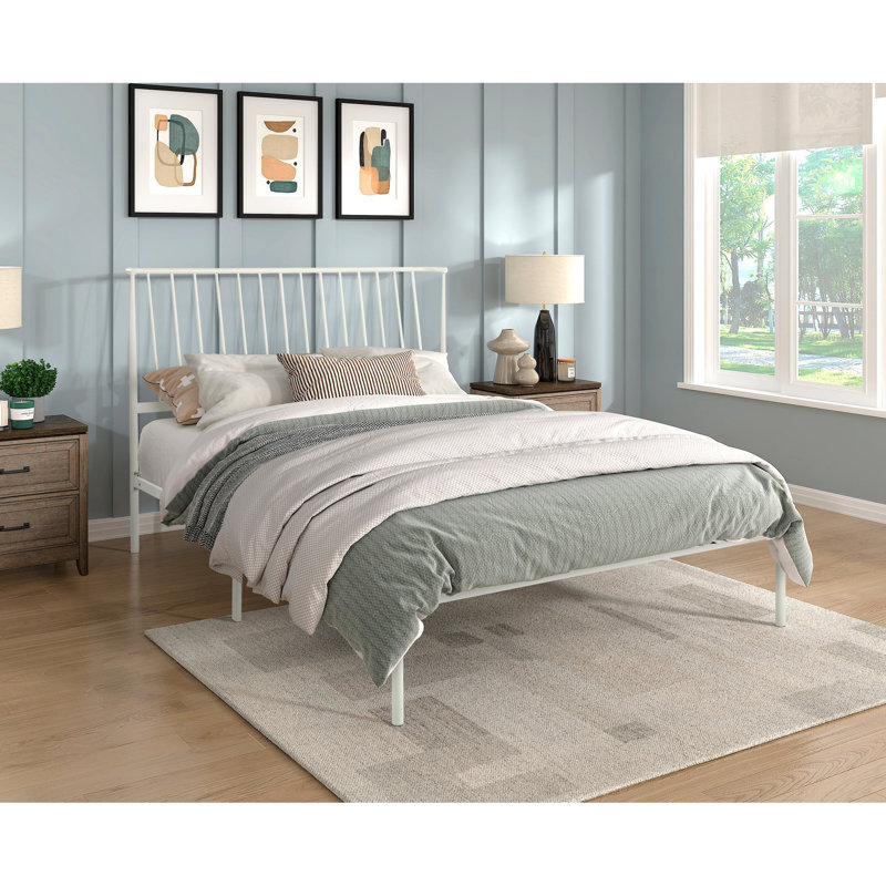 Grand lit en métal avec finition blanche, décor de chambre à coucher - pas besoin de sommier, base de tête de lit inclinée