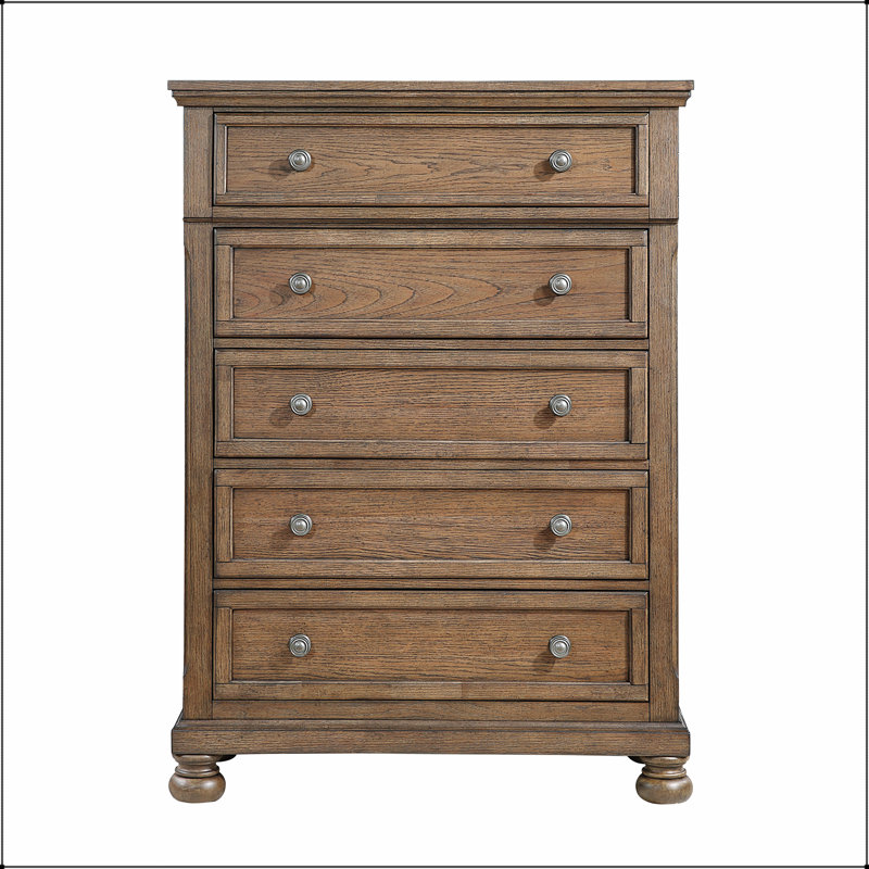 Commode de rangement transitionnelle à finition brune antique avec 5 tiroirs, pieds en oignon classiques et construction en queue d'aronde pour l'élégance de la chambre à coucher