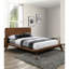 Chambre pleine grandeur en noyer 3 pièces, lit plateforme en bois massif et 2 tables de chevet, style transitionnel Mid-Century, tête de lit à panneau, pieds fuselés ronds, système de bout