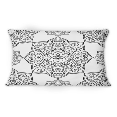 Coussin décoratif gris à imprimé mandala gris sur fond blanc