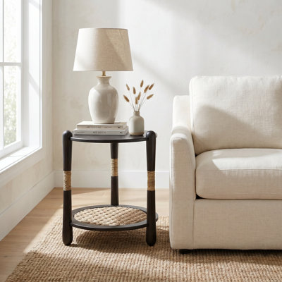 Table de bout ronde en bois avec tablette en ruppie maritime Arnkell