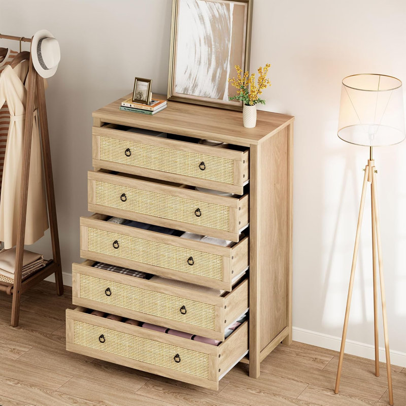 Armoire chic à 5 tiroirs en chêne naturel et rotin. Rangement de 45 po pour la décoration de chambre à coucher, de salon ou de couloir