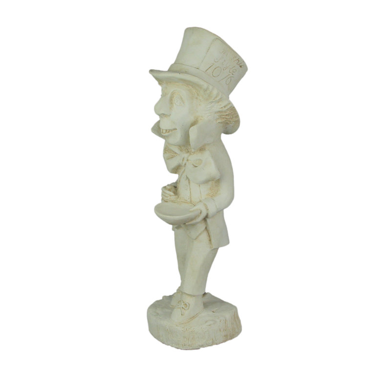 Statue de jardin en ciment blanc vieilli représentant le Chapelier fou d'Alice au pays des merveilles, 47 cm de haut.