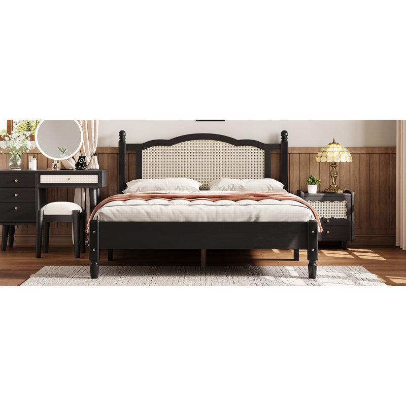 Grand lit plateforme en bois avec tête de lit attrayante - Allure de chambre à coucher, noir intrigant