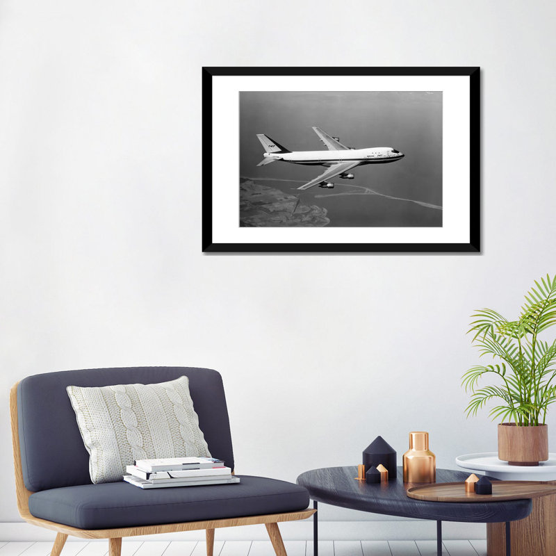 «1960s Boeing 747 in Flight», reproduction de photo sur toile tendue, Papier d'art encadré noir, Blanc