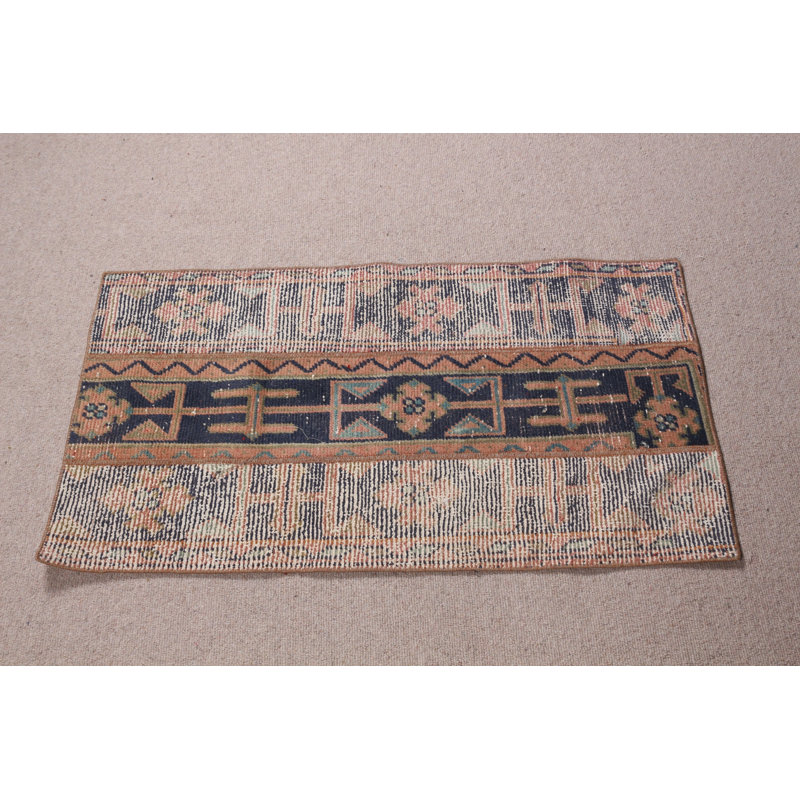Le tapis rétro en patchwork turc ajoute une touche bohème chic à votre entrée ou à votre dortoir