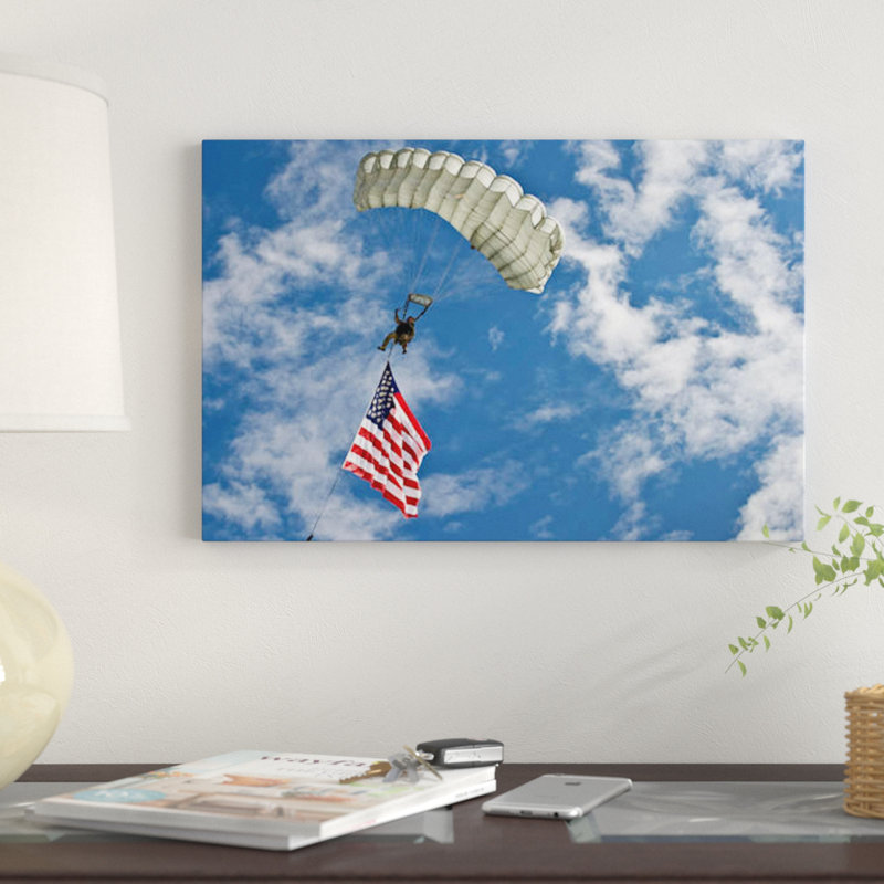 « a us air force member se glisse à travers le ciel avec l’drapeau american », reproduction de photo sur toile, Toile tendue