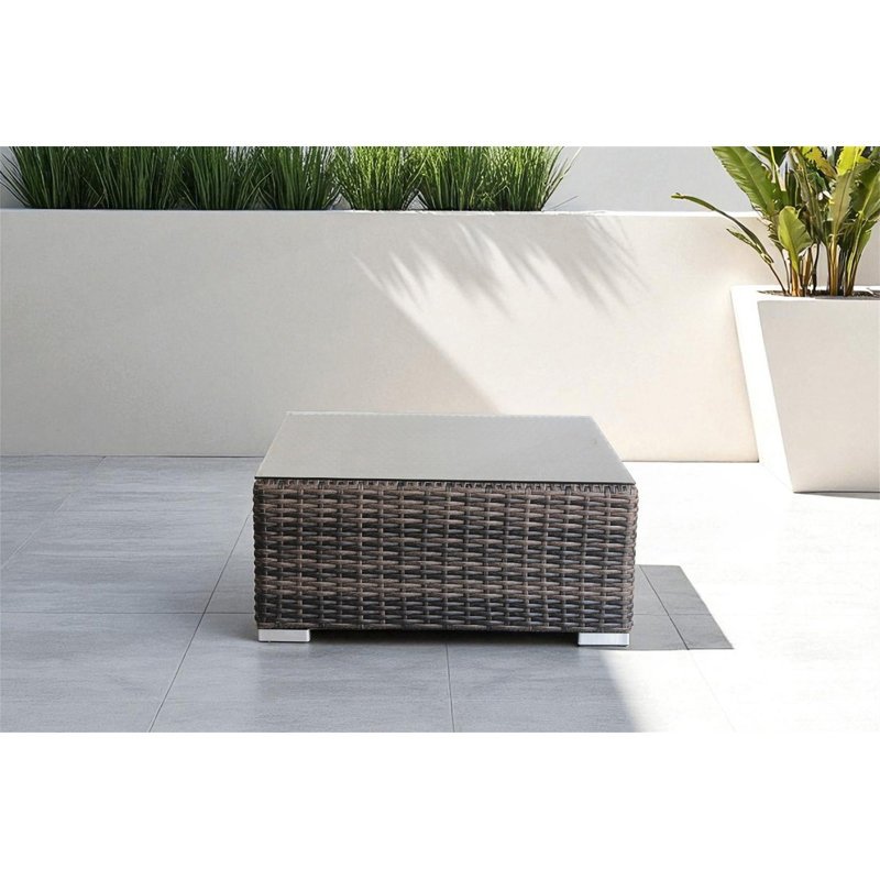 Table basse Minnesota avec plateau en verre trempé et structure en aluminium antirouille pour l'extérieur.